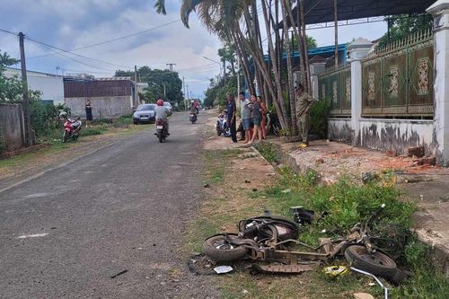 Pleiku: Xe ô tô tông xe đạp điện khiến 2 học sinh bị thương