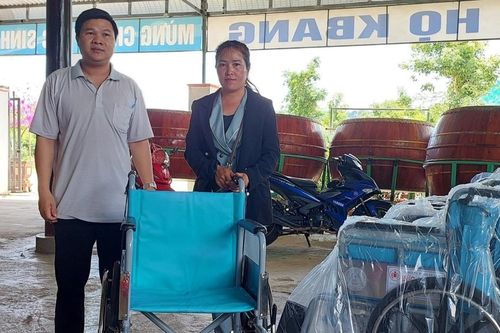 Tặng quà và xe lăn cho người nghèo, khuyết tật khó khăn huyện Kbang