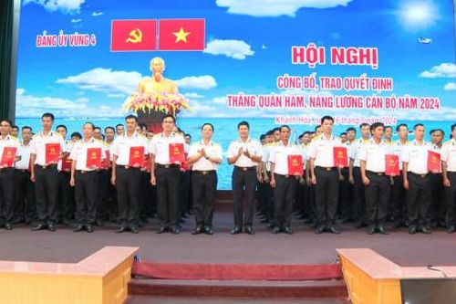 Đảng ủy Vùng 4 Hải quân trao quyết định thăng quân hàm, nâng lương cán bộ năm 2024