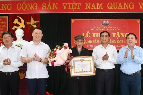 Chủ nhiệm Ủy ban Kiểm tra Tỉnh ủy Nguyễn Văn Phúc trao huy hiệu 60 năm tuổi Đảng tại huyện Si Ma Cai