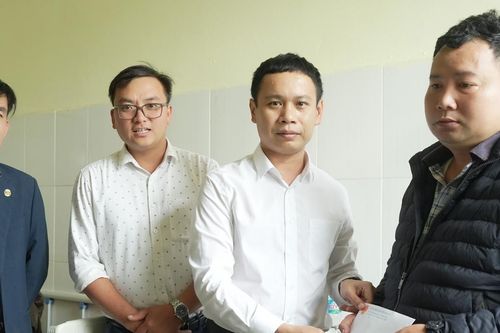 Lãnh đạo thị xã Sa Pa thăm, động viên cán bộ xã bị thương trong khi làm nhiệm vụ