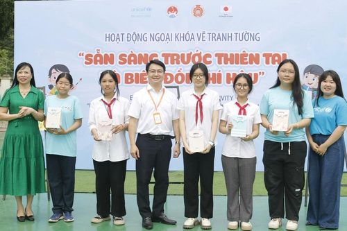 Hoạt động ngoại khóa vẽ tranh tường 'Sẵn sàng trước thiên tai và biến đổi khí hậu'