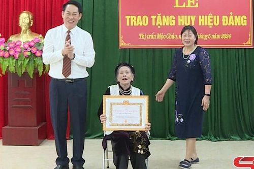 Đảng bộ thị trấn Mộc Châu trao Huy hiệu Đảng đợt 19/5