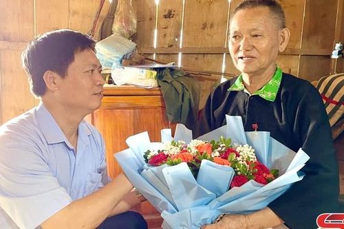 Thuận Châu trao Huy hiệu Đảng cho đảng viên