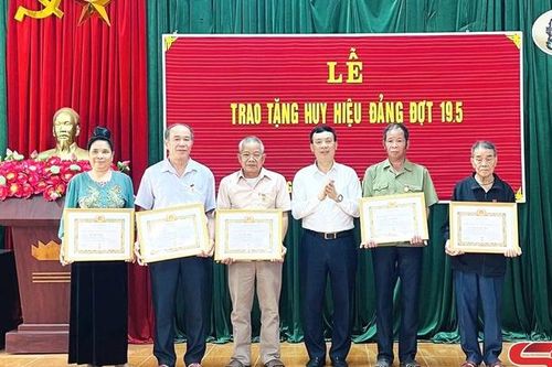 Huyện ủy Mường La trao Huy hiệu Đảng đợt 19/5