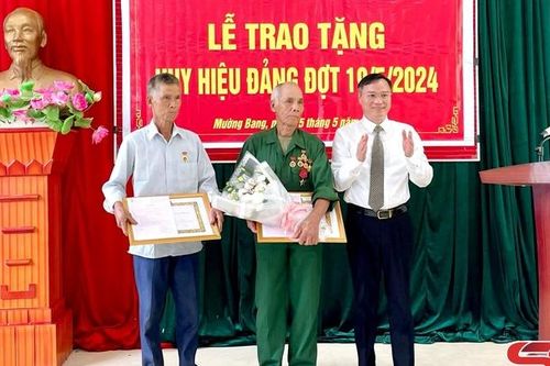 Huyện ủy Phù Yên trao huy hiệu Đảng cho đảng viên
