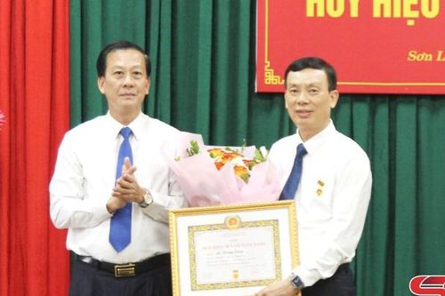 Chi bộ Ban Tổ chức Tỉnh ủy trao Huy hiệu Đảng 30 năm cho đảng viên