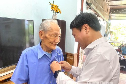 Đồng chí Tổng Biên tập Báo Tuyên Quang Mai Đức Thông trao Huy hiệu Đảng tại Sơn Nam