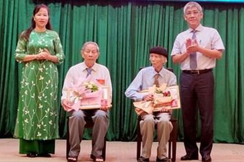 Thành ủy Huế trao Huy hiệu Đảng cho 221 đảng viên
