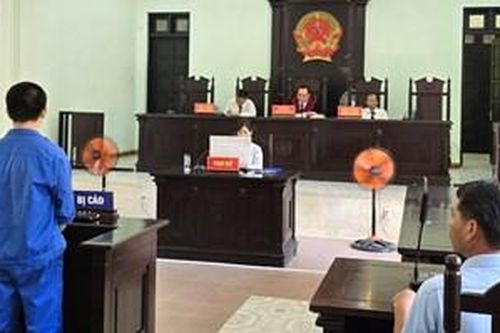 Nhiều lần thuê xe ô tô đi cầm cố và bán lấy tiền trả nợ