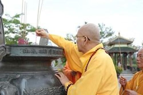 Dâng hương tưởng niệm tại Nghĩa trang liệt sĩ TP. Huế và Đài Thánh tử đạo