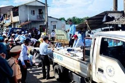 Cưỡng chế thu hồi đất hai hộ dân ảnh hưởng đến dự án xây dựng và nâng cấp bến Bao Vinh