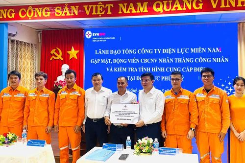 EVNSPC: Thăm, động viên công nhân ngành Điện trên đảo Phú Quý