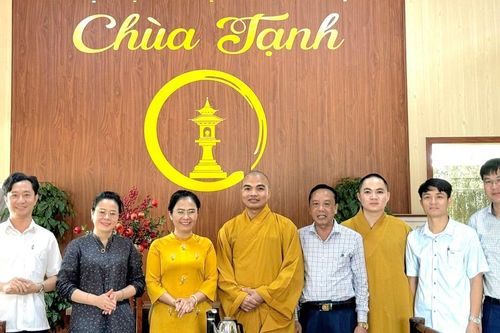 Chủ tịch Ủy ban MTTQVN tỉnh Nghệ An chúc mừng Phật đản đến chư Tăng Ni, Phật tử