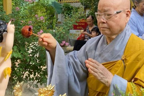 Tổ đình Từ Nghiêm và chùa Bồ Đề Lan Nhã trang nghiêm tổ chức Tắm Phật