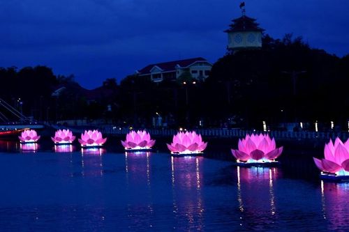 Bình Thuận: Lễ cung rước tôn tượng Đức Phật đản sinh và thắp sáng 7 đóa sen hồng trên sông Cà Ty