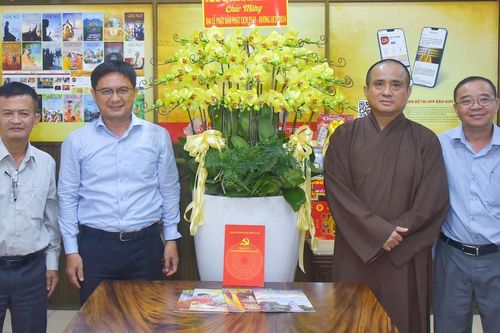 Đại diện lãnh đạo Thành ủy TP.HCM thăm Báo Giác Ngộ và chúc mừng Phật đản