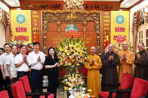 Hà Nội: Đoàn công tác của Tỉnh ủy tỉnh Yên Bái chúc mừng GHPGVN nhân mùa Phật đản