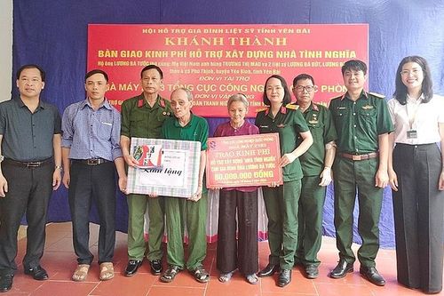 Yên Bình (Yên Bái): Nhà máy Z183 trao 80 triệu đồng hỗ trợ người thờ cúng 2 liệt sỹ và Mẹ Việt Nam anh hùng làm nhà mới