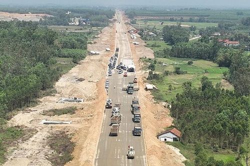 Bình Định: Xử lý triệt để các phương tiện chở vật liệu xây dựng thi công cao tốc gây mất an toàn