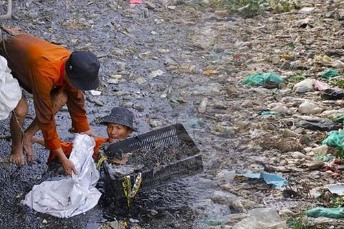 Nhọc nhằn cảnh công nhân vệ sinh ngâm mình giữa nước kênh đen ngòm, hôi thối vớt gần trăm tấn rác