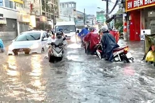 Hệ thống thoát nước mới khánh thành, đường Võ Văn Ngân vẫn ngập sau cơn mưa lớn