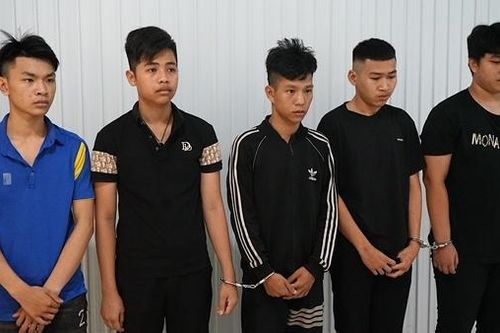Đeo khẩu trang, che biển số, mang hung khí đi đánh nhau