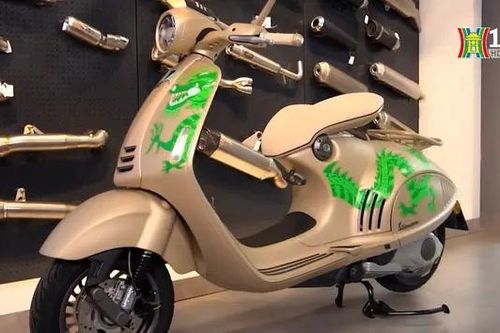 Vespa 946 phiên bản Rồng được bàn giao cho khách Việt