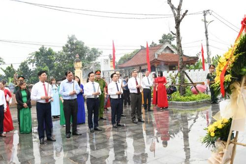 Thành phố dâng hoa tượng đài Chủ tịch Hồ Chí Minh và địa điểm lưu niệm đồng chí Hoàng Đình Giong