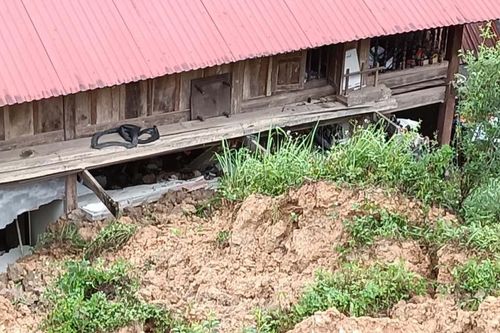 Mưa lớn gây sạt lở đất