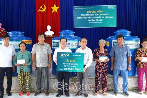 BIDV Cà Mau tặng 300 bồn chứa nước cho người dân huyện Thới Bình, U Minh và Trần Văn Thời