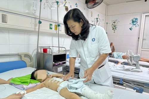 Kỳ tích cứu sống bé gái 3 tuổi bị xe công nông cán qua người