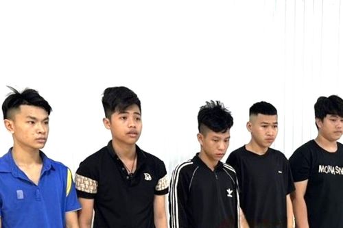 Khởi tố nhóm thanh niên vác hung khí đánh người đi đường trong đêm