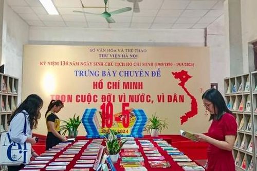 Trưng bày sách, báo chủ đề 'Hồ Chí Minh - Trọn cuộc đời vì nước, vì dân'