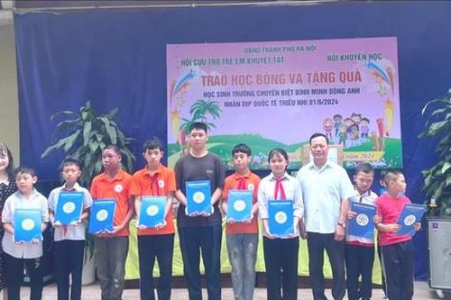 Hà Nội: Nhiều suất quà ý nghĩa tặng trẻ em khuyết tật và mồ côi
