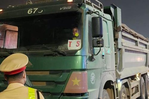 Kiên quyết xử lý xe chở quá tải ở khu vực ngoại thành Hà Nội