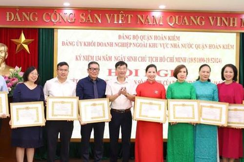 Học tập và làm theo Bác bằng cách làm thiết thực