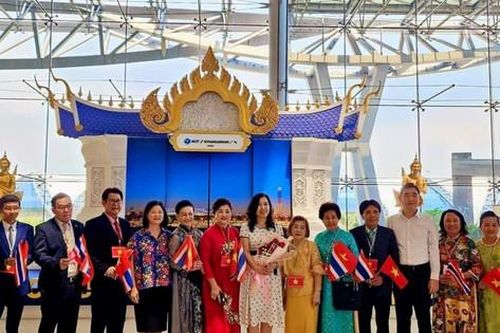 Thứ trưởng Ngoại giao Lê Thị Thu Hằng thăm và làm việc với cộng đồng người Việt Nam tại Thái Lan
