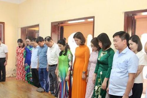 Dâng hương tưởng niệm Chủ tịch Hồ Chí Minh tại Di tích quốc gia nhà cụ Nguyễn Thị An