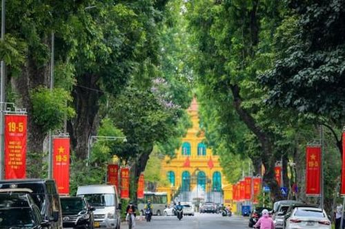 Phố phường Thủ đô rực rỡ cờ hoa kỷ niệm 134 năm Ngày sinh Chủ tịch Hồ Chí Minh