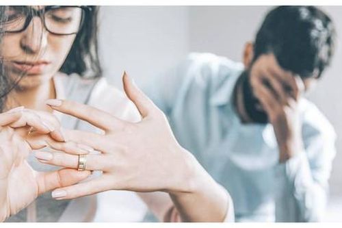 Người cha mở tiệc mừng con gái ly hôn: 'Chúng tôi đón con như cách đã đưa cháu về nhà chồng'