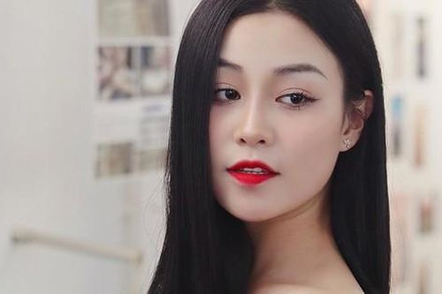 Sắc vóc đời thực nhờ giữ dáng đúng cách của người đẹp phim 'Người một nhà'