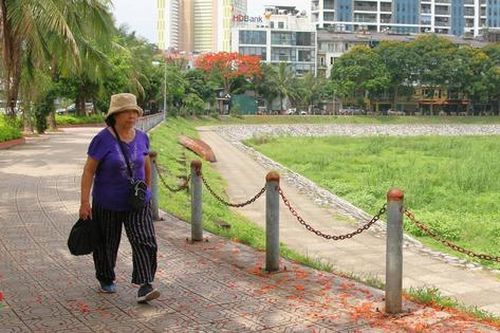 Mưa lớn nhiều ngày, hồ điều hòa rộng 2,7 ha ở Hà Nội vẫn cạn trơ đáy, cỏ dại mọc um tùm
