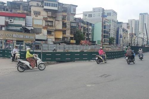 Hà Nội: Đường Kim Đồng ùn ứ giao thông vì rào chắn thi công hầm chui đường vành đai 2.5