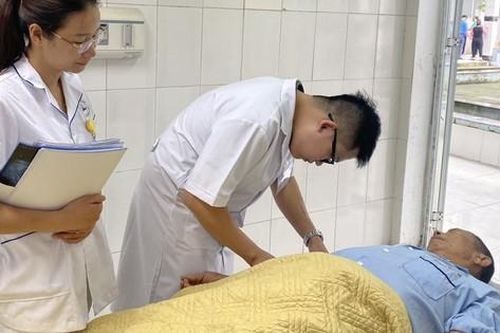 Tự tiêm canxi tại nhà suýt hỏng cánh tay
