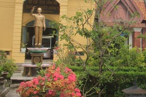 Thăm Khu tưởng niệm Bác Hồ trong khuôn viên của gia đình một cựu chiến binh