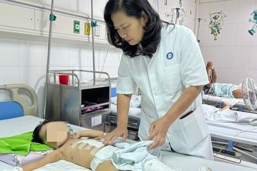 Nhận bệnh nhi đa chấn thương nghiêm trọng, bác sĩ đưa thẳng vào phòng mổ, nỗ lực cứu
