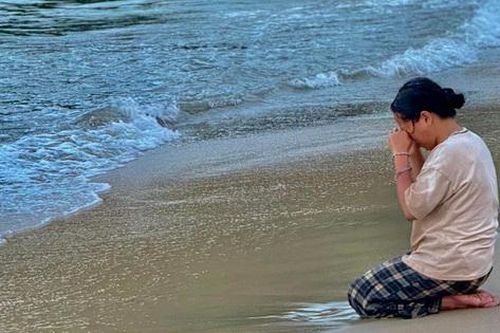 Rơi nước mắt hình ảnh người mẹ quỳ gối bên bờ biển ngóng tin con đang mất tích