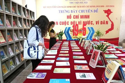 Trưng bày sách, báo kỷ niệm 134 năm Ngày sinh Chủ tịch Hồ Chí Minh