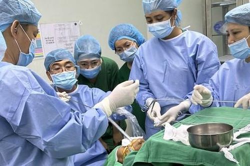 Hội chẩn nhiều chuyên khoa gắp xương gà nằm sâu trong thực quản cụ ông